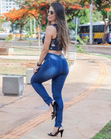 Calça Jeans Feminina Cintura Alta com Elastano Desfiada na Barra - 44.